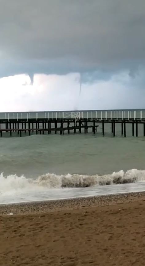 Antalya’da sağanak yağmur hayatı felç etti