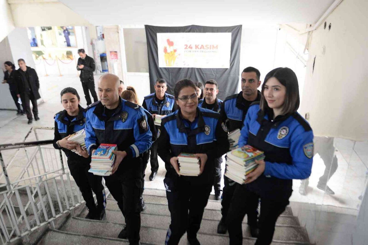 Polis öğrencilere kitap dağıtıp, voleybol oynadı