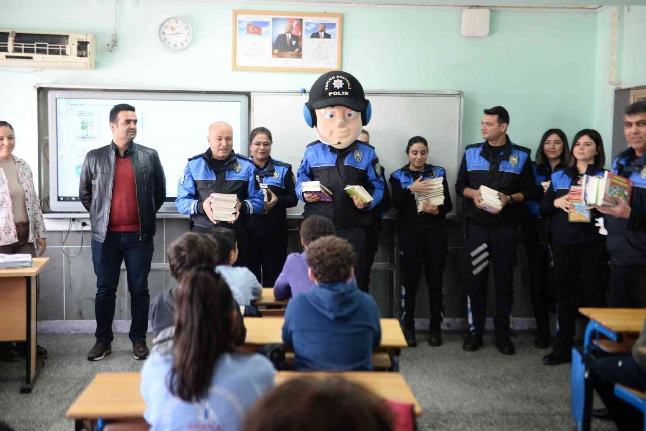 Polis öğrencilere kitap dağıtıp, voleybol oynadı