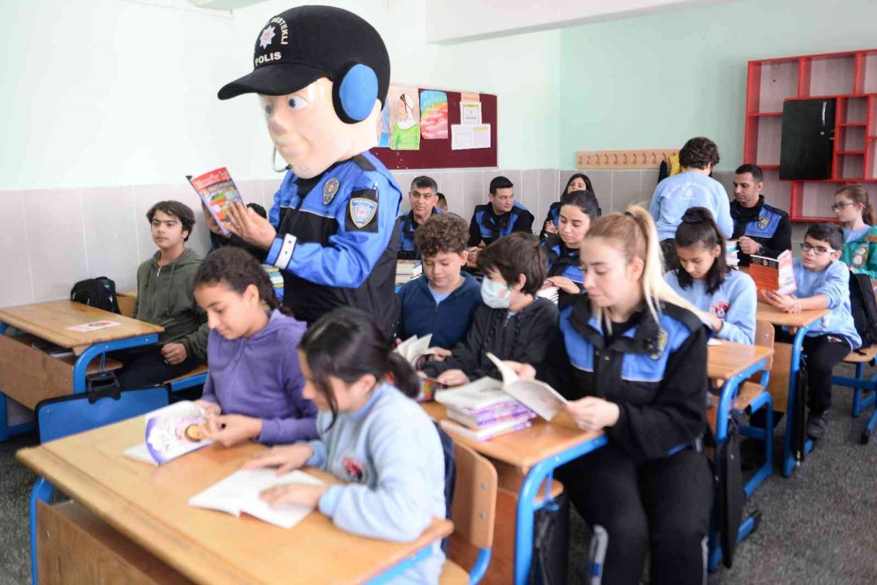 Polis öğrencilere kitap dağıtıp, voleybol oynadı