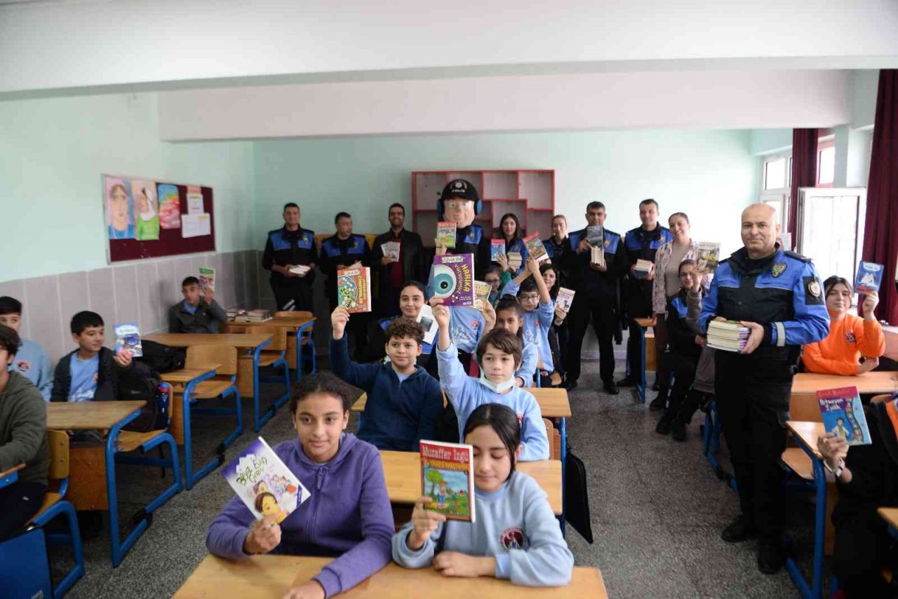 Polis öğrencilere kitap dağıtıp, voleybol oynadı