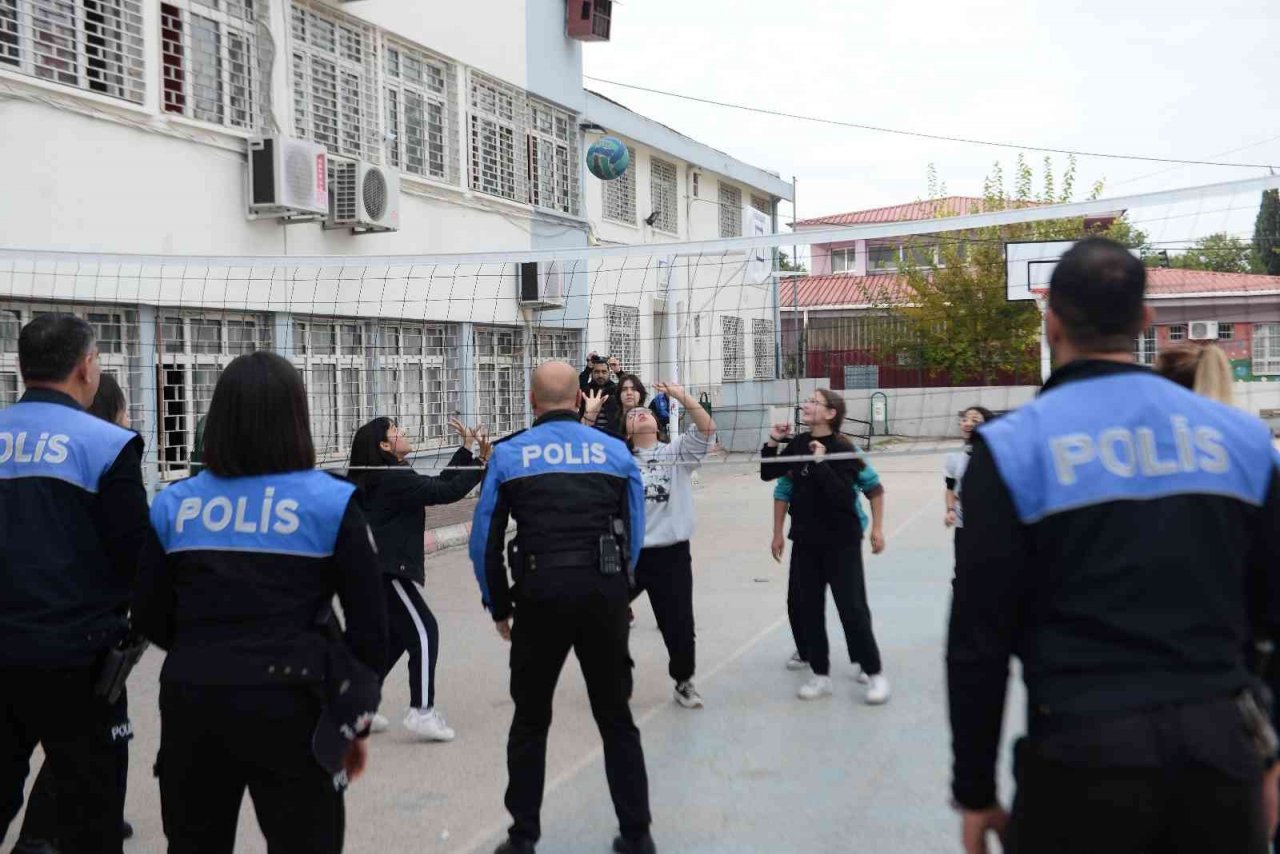 Polis öğrencilere kitap dağıtıp, voleybol oynadı