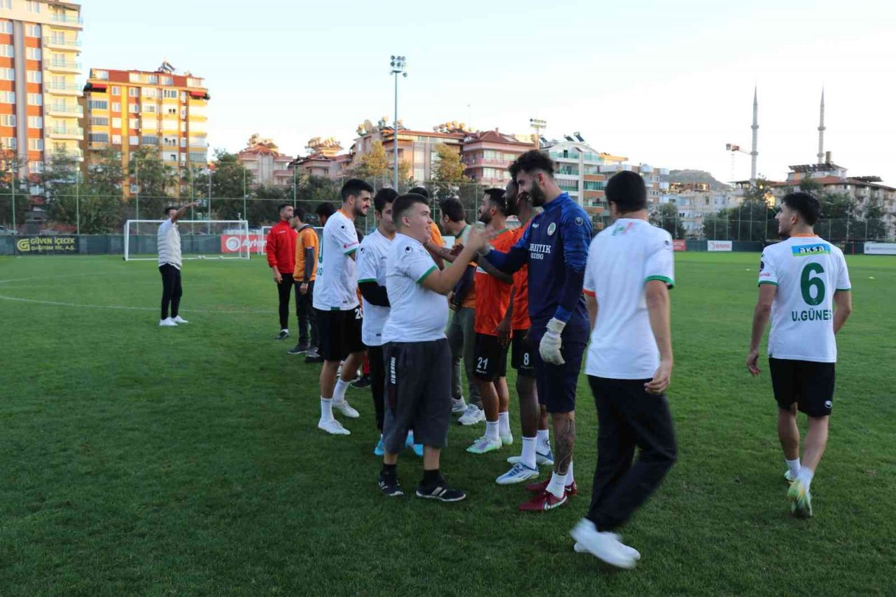 Özel öğrenciler Alanyaspor ile özel maçta buluştu