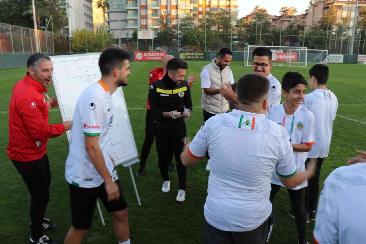 Özel öğrenciler Alanyaspor ile özel maçta buluştu