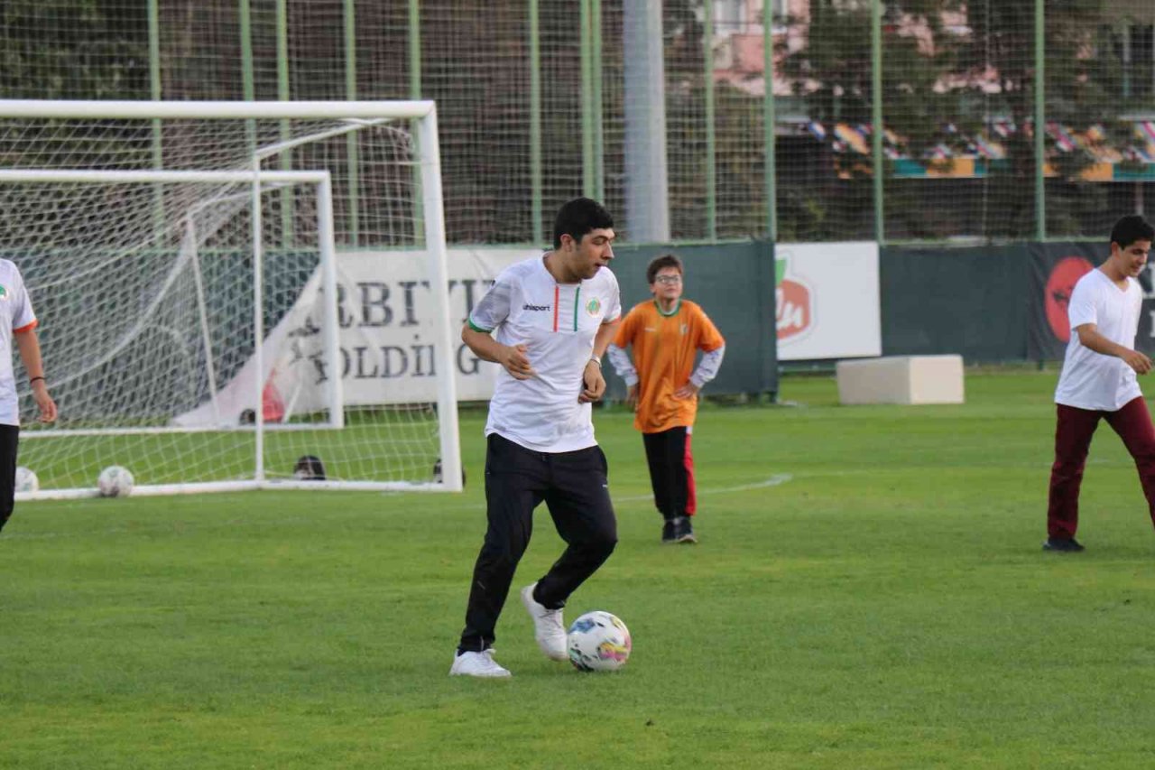 Özel öğrenciler Alanyaspor ile özel maçta buluştu