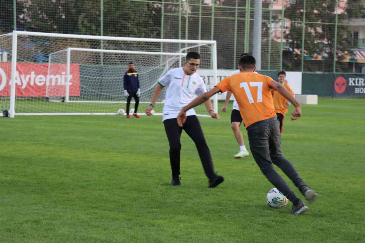 Özel öğrenciler Alanyaspor ile özel maçta buluştu