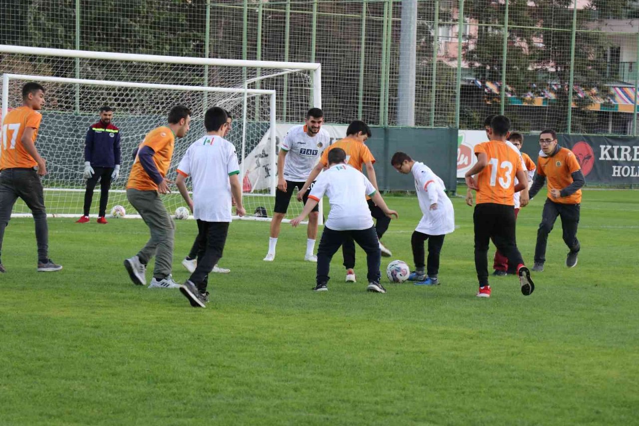 Özel öğrenciler Alanyaspor ile özel maçta buluştu