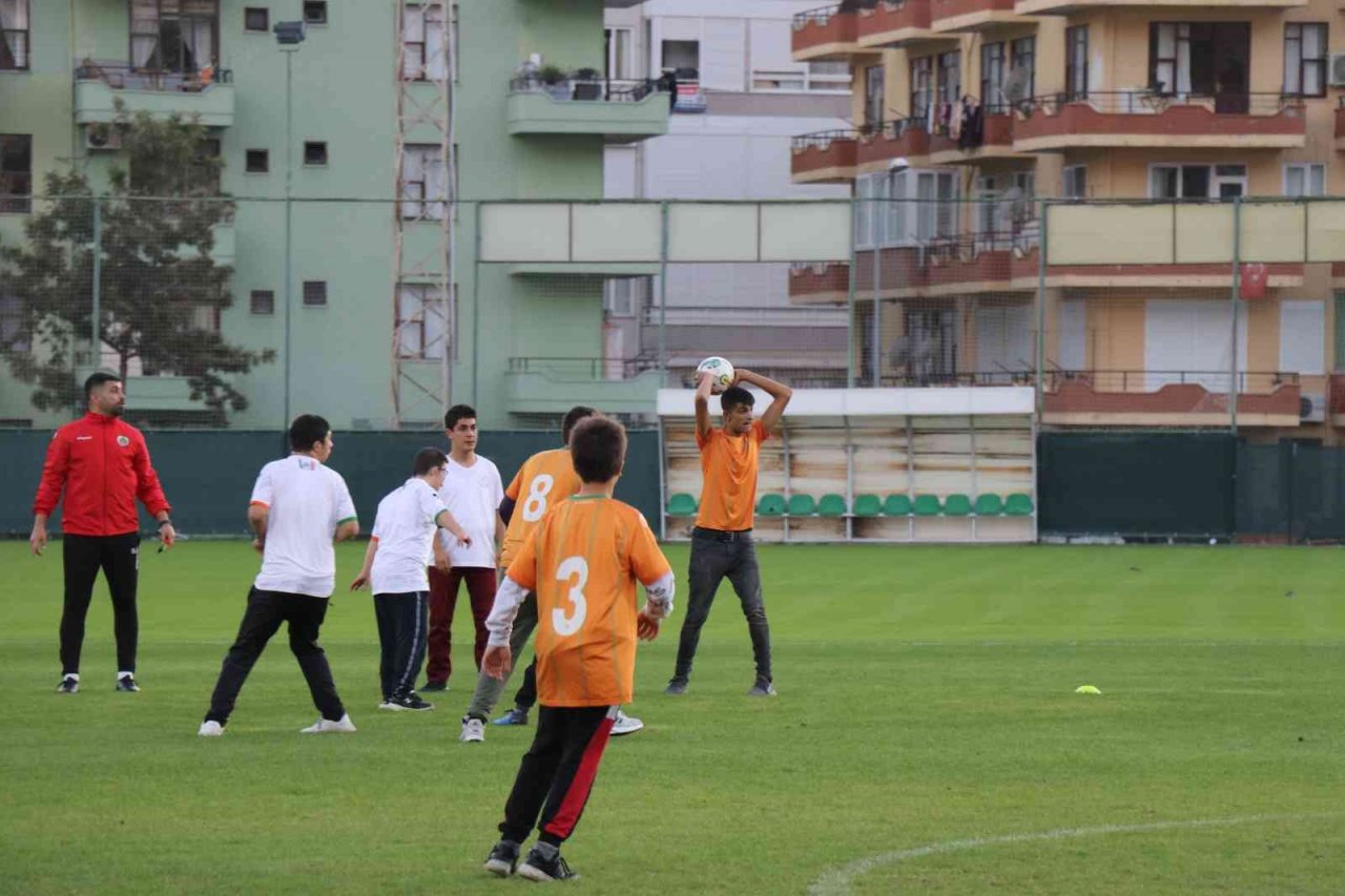 Özel öğrenciler Alanyaspor ile özel maçta buluştu