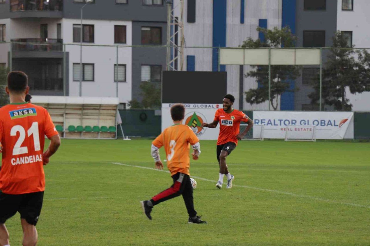 Özel öğrenciler Alanyaspor ile özel maçta buluştu