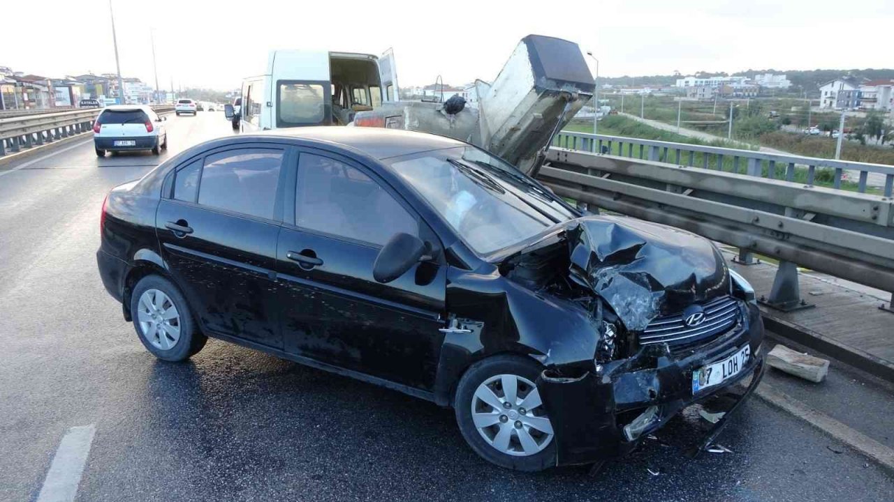 Antalya’da otomobil kamyonete bağlı iş makinesine çarptı: 1 yaralı