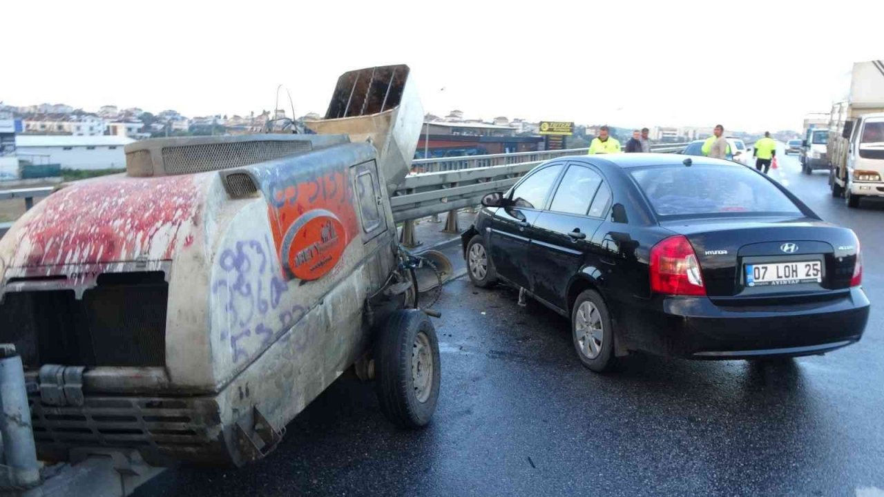 Antalya’da otomobil kamyonete bağlı iş makinesine çarptı: 1 yaralı