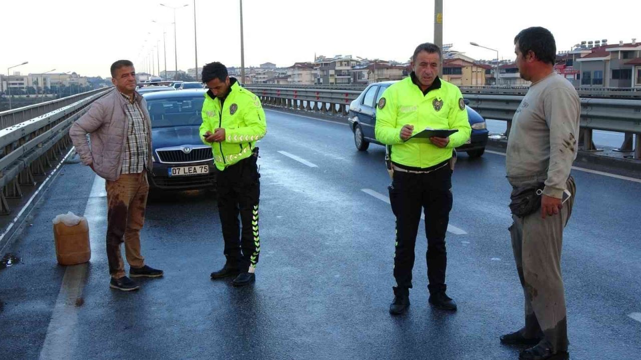 Antalya’da otomobil kamyonete bağlı iş makinesine çarptı: 1 yaralı