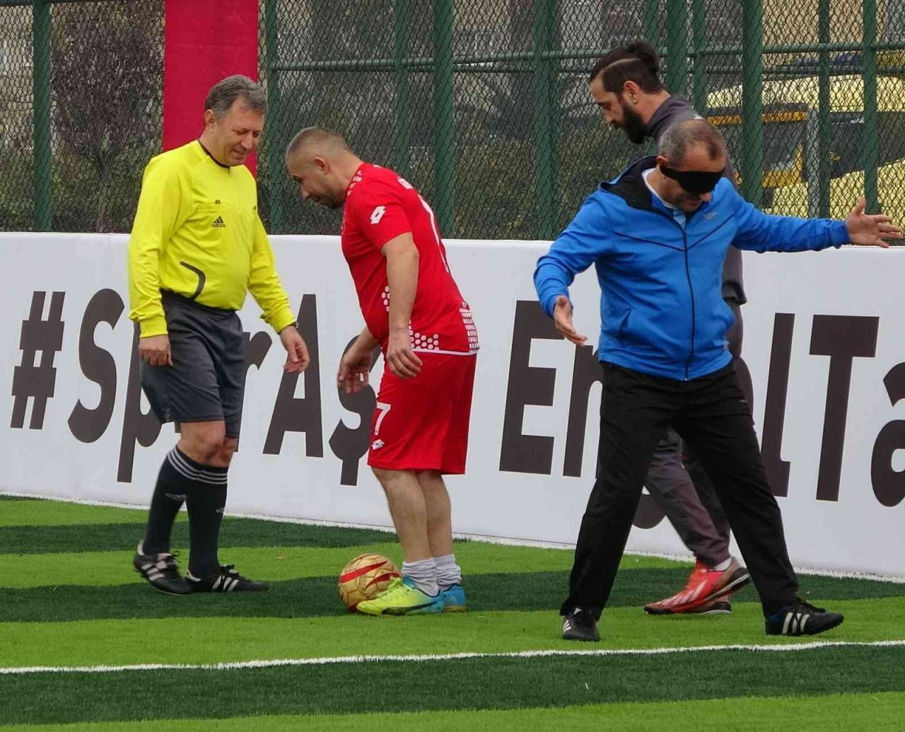 Görme engelli sporcular ile protokol arasında futbol maçı oynandı