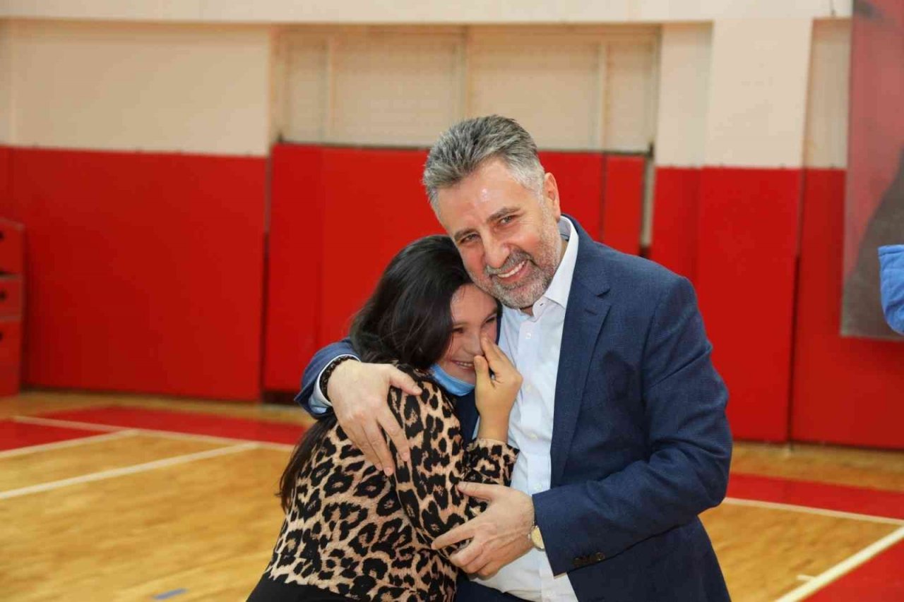 Bayraklı’da engeller “sevgiyle” aşıldı