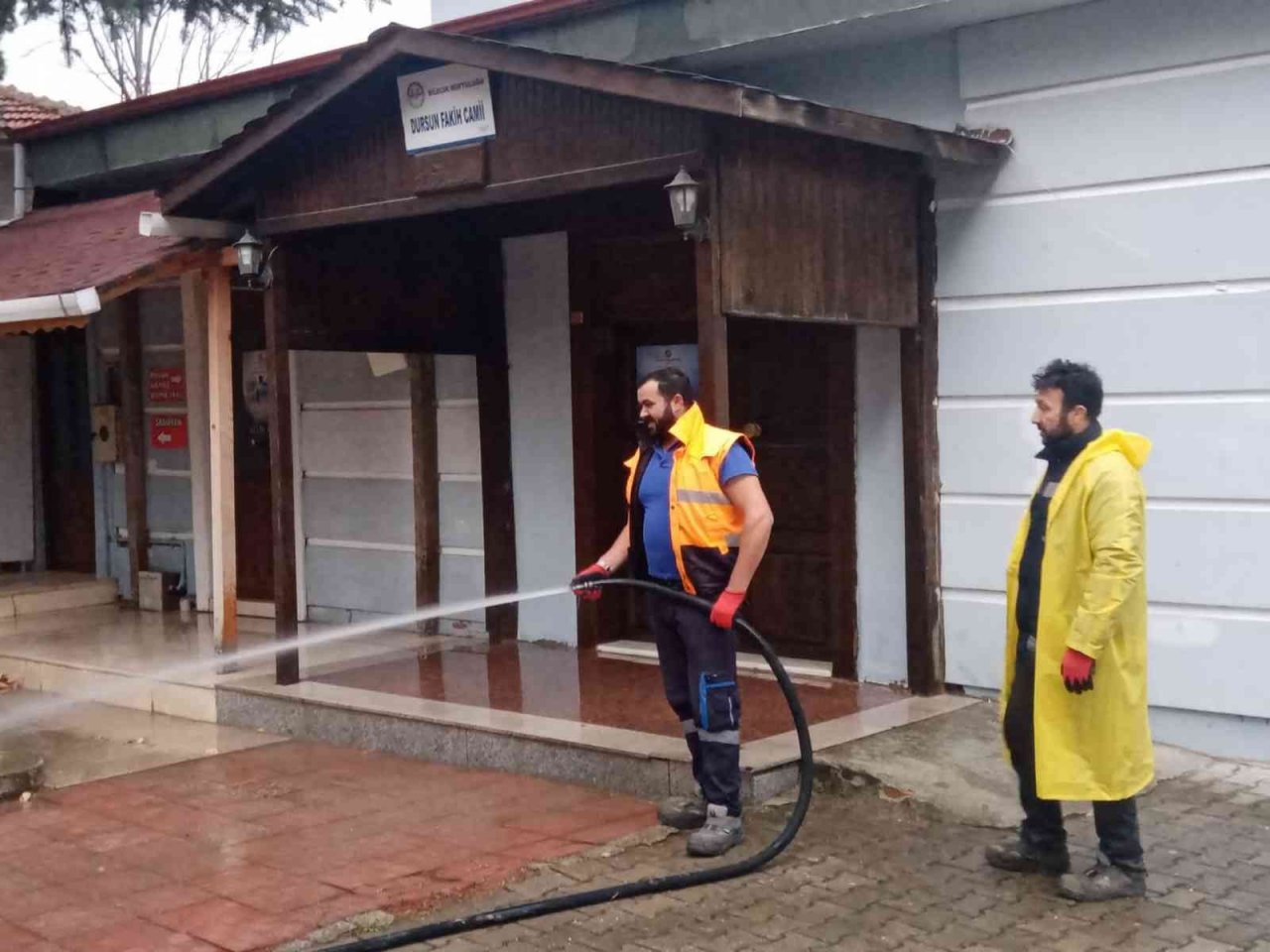 Bilecik’te bütün cami bahçeleri her hafta yıkanarak cuma namazına hazırlanıyor