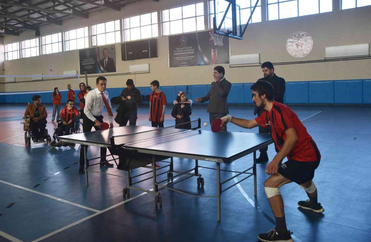 Ahlat’ta engellilere yönelik voleybol dostluk maçı düzenlendi