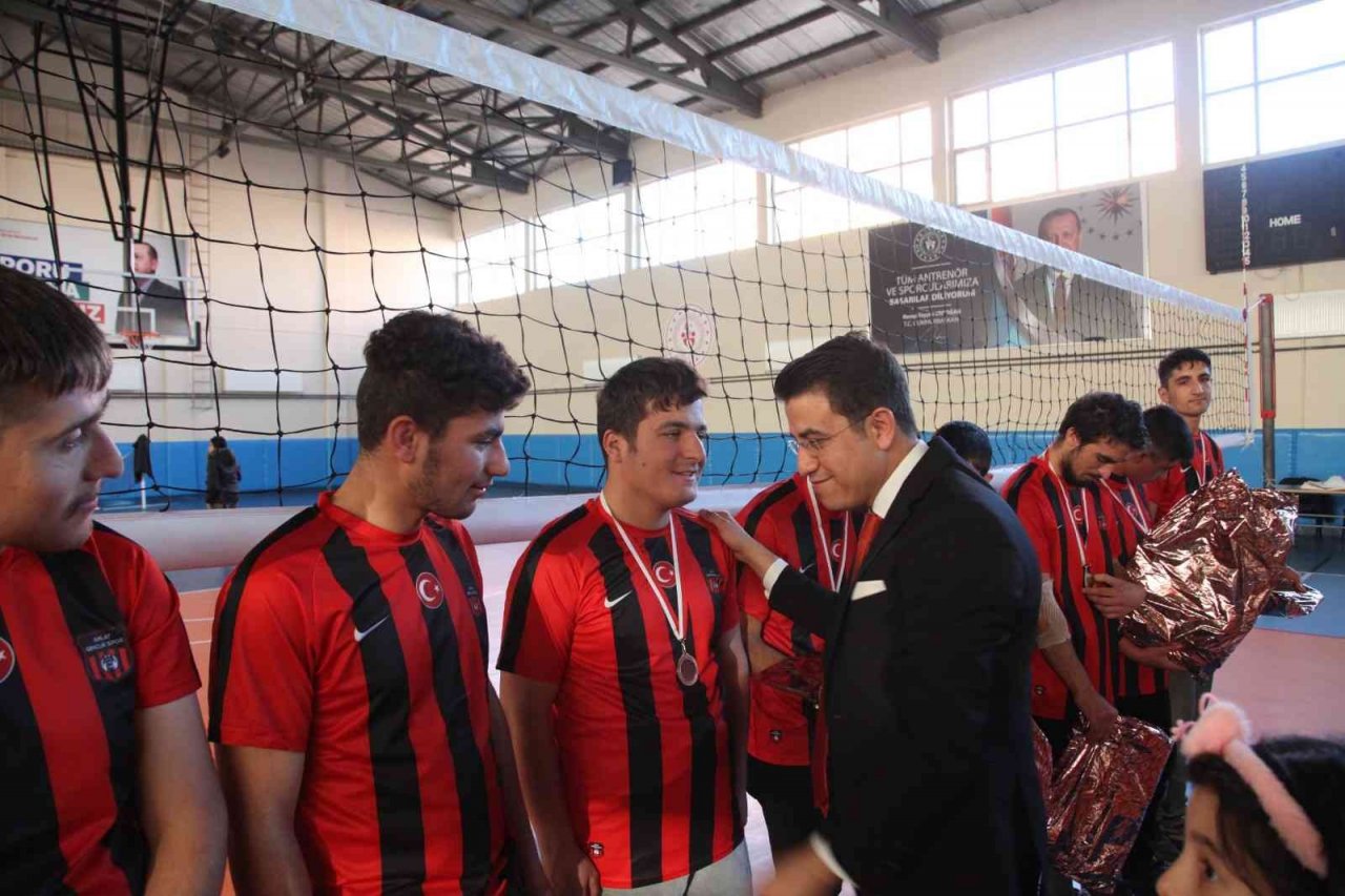 Ahlat’ta engellilere yönelik voleybol dostluk maçı düzenlendi