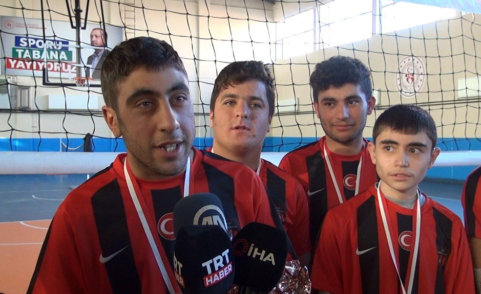 Ahlat’ta engellilere yönelik voleybol dostluk maçı düzenlendi