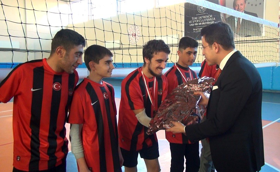 Ahlat’ta engellilere yönelik voleybol dostluk maçı düzenlendi