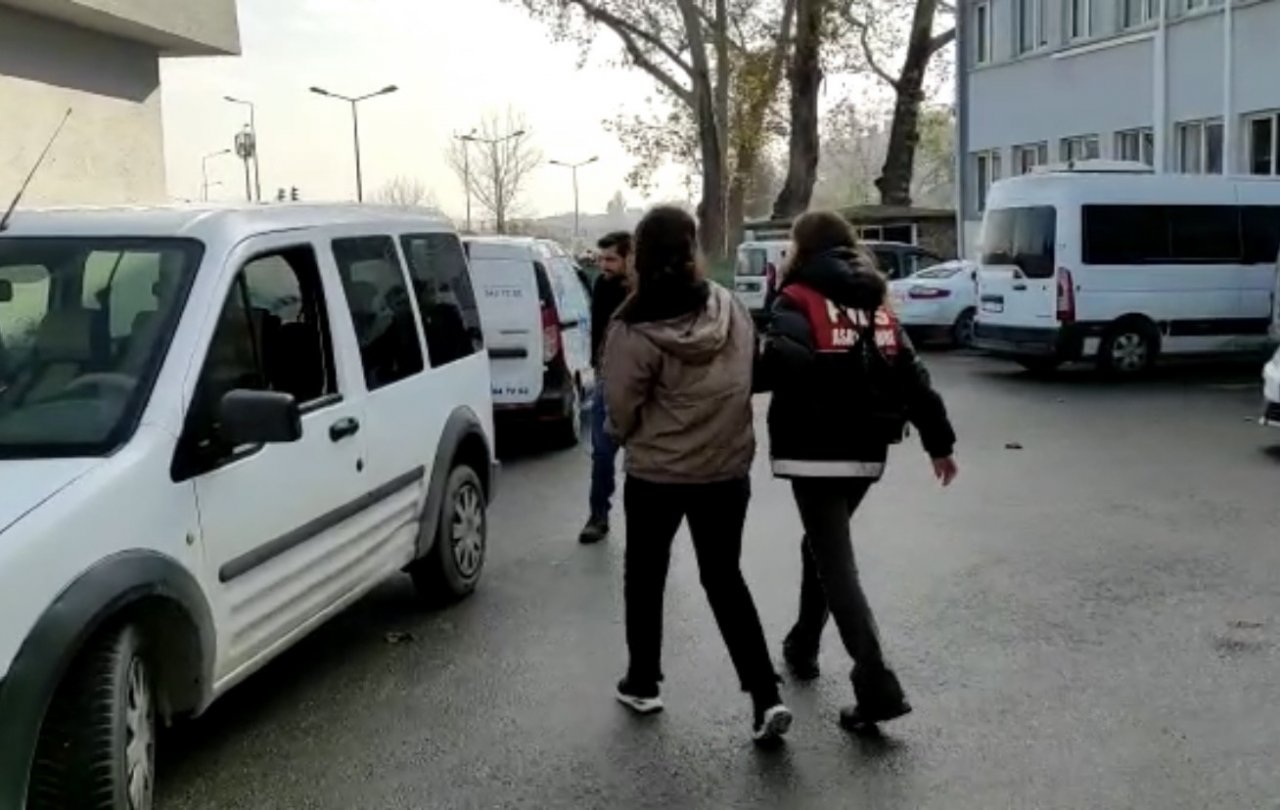 Cinsel ilişki vaadi ile yaşlı erkekleri kandırıp paralarını çalan kadın hırsız tutuklandı