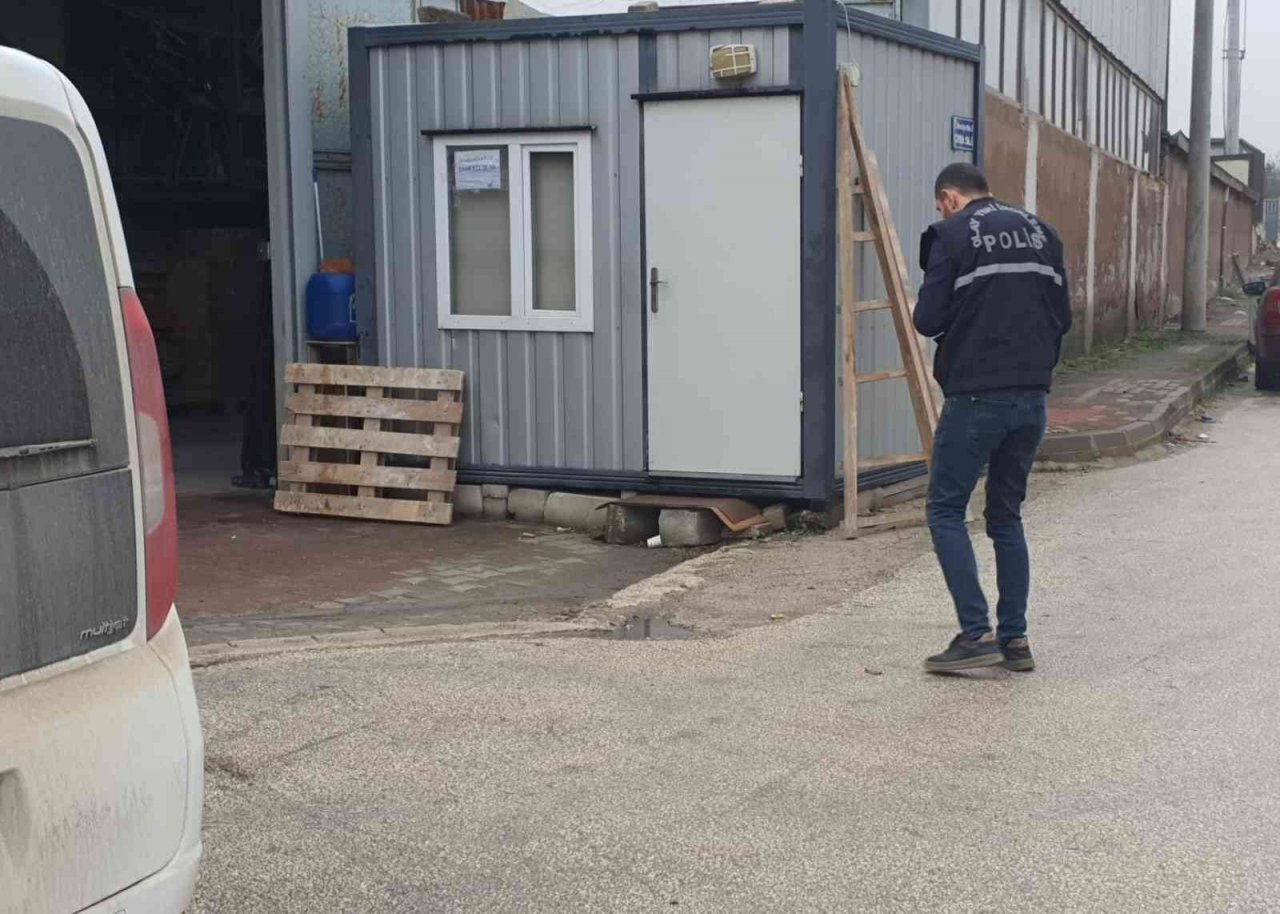 Eniştesini çalıştığı fabrika önünde av tüfeği ile vurdu