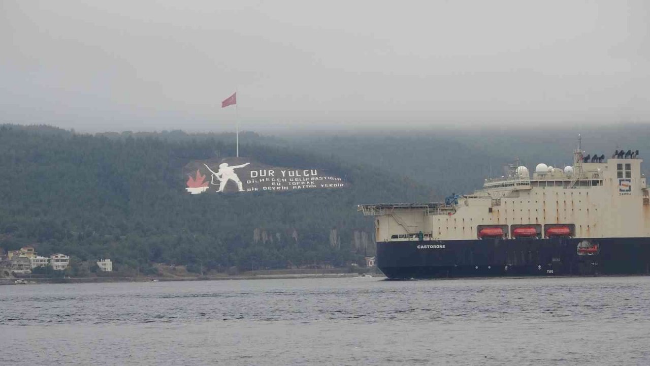 ’Castorone’ isimli boru döşeme gemisi, Çanakkale Boğazı’ndan geçti