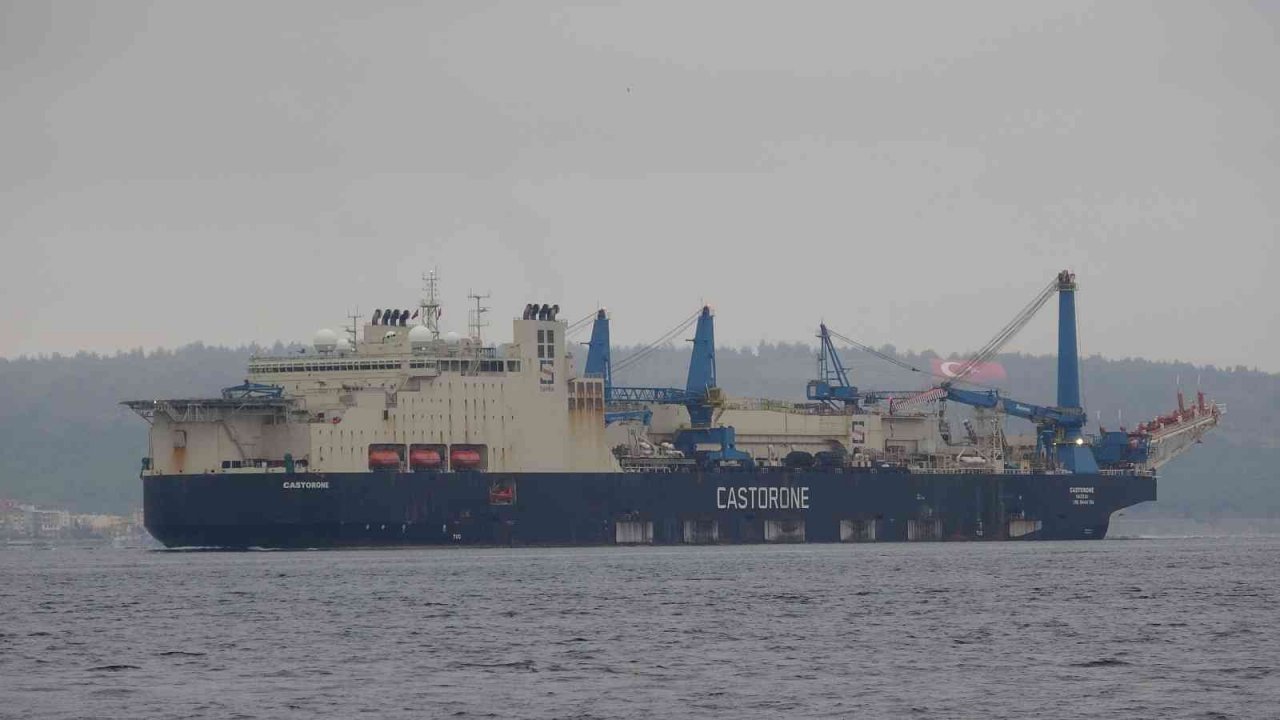 ’Castorone’ isimli boru döşeme gemisi, Çanakkale Boğazı’ndan geçti
