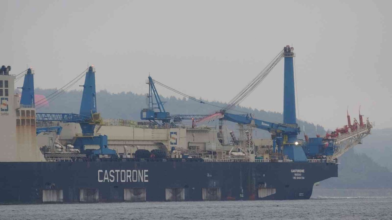 ’Castorone’ isimli boru döşeme gemisi, Çanakkale Boğazı’ndan geçti