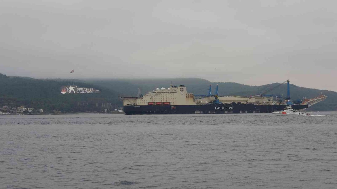 ’Castorone’ isimli boru döşeme gemisi, Çanakkale Boğazı’ndan geçti