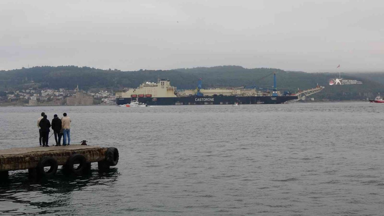 ’Castorone’ isimli boru döşeme gemisi, Çanakkale Boğazı’ndan geçti