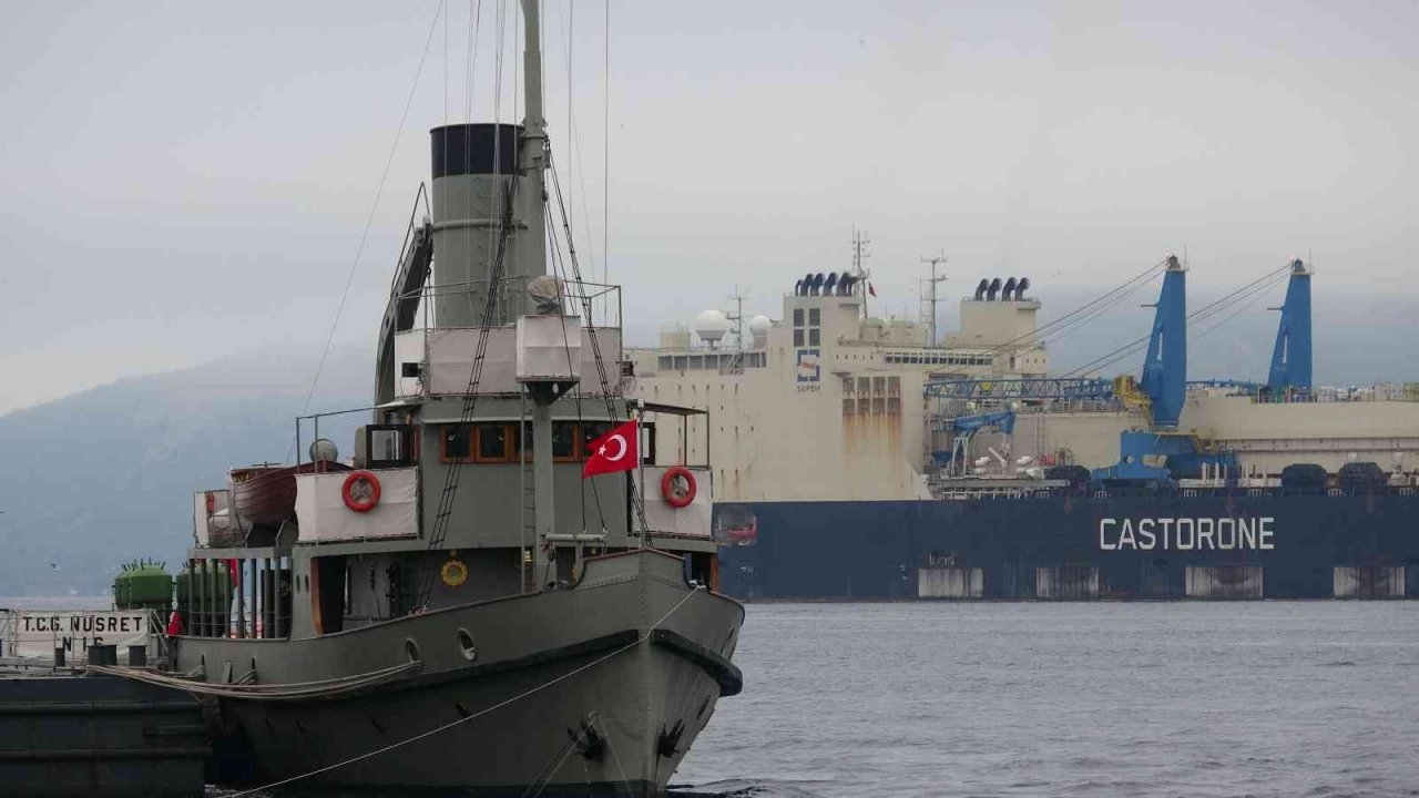 ’Castorone’ isimli boru döşeme gemisi, Çanakkale Boğazı’ndan geçti
