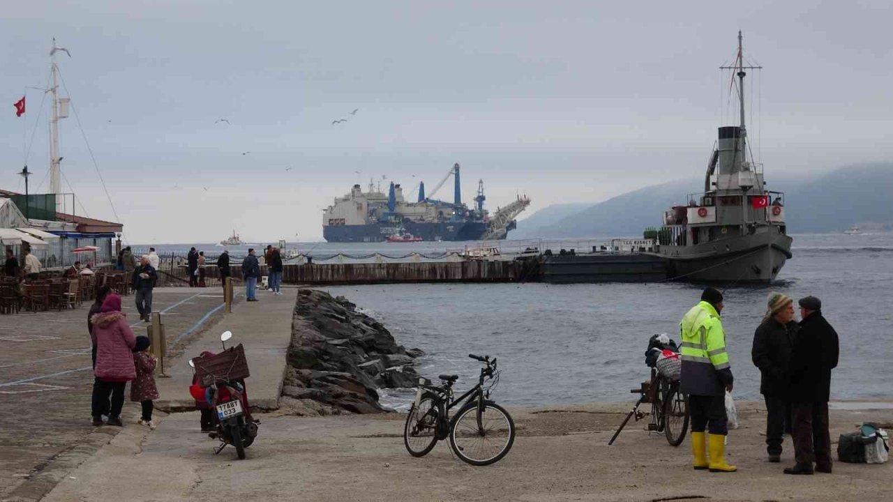 ’Castorone’ isimli boru döşeme gemisi, Çanakkale Boğazı’ndan geçti