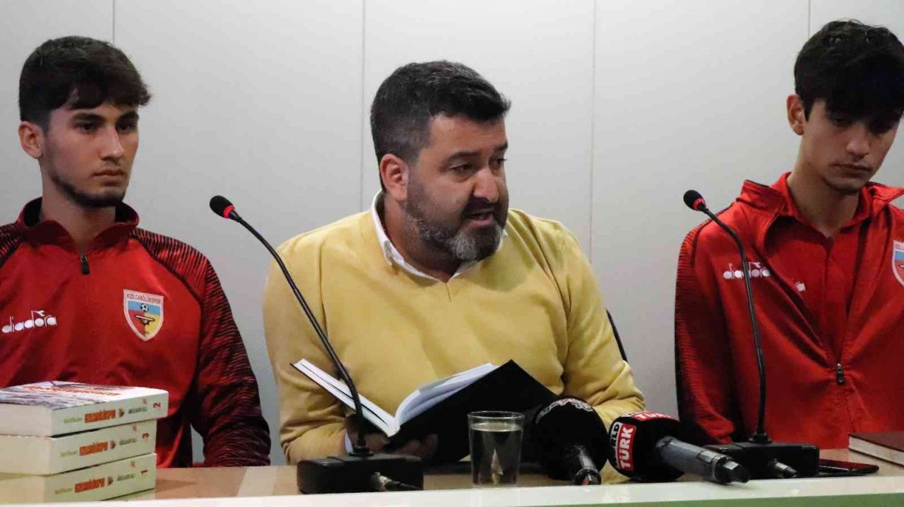 Taraftara kızan Başkandan tepki; “Kulübün anahtarını muhtara mı teslim edeyim”