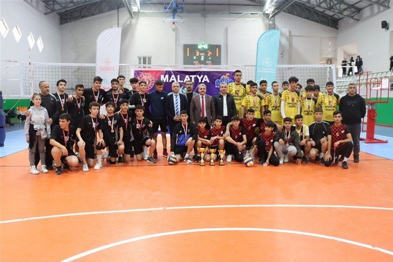 Malatya’da okullar arasında düzenlenen voleybol şampiyonası tamamlandı