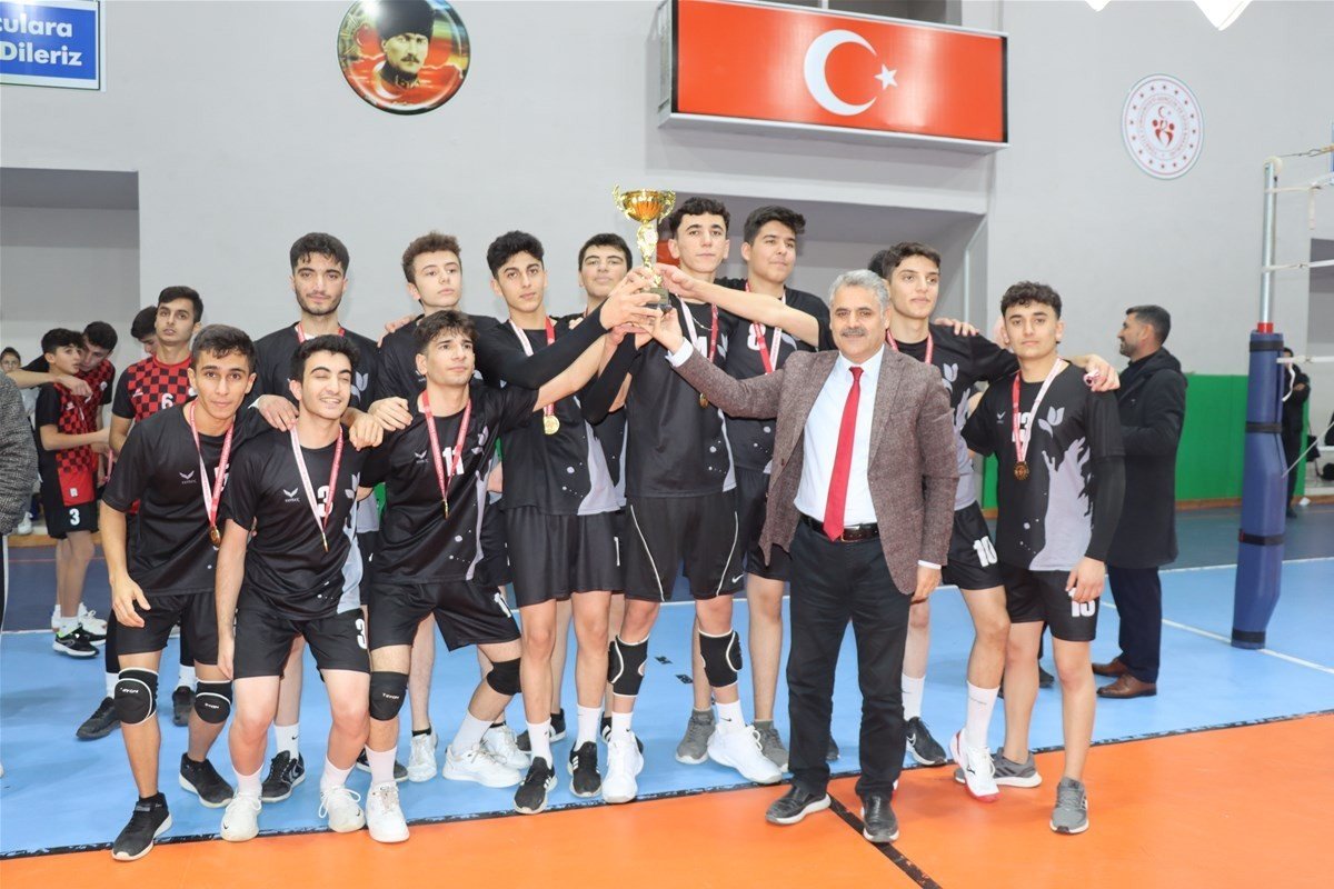 Malatya’da okullar arasında düzenlenen voleybol şampiyonası tamamlandı