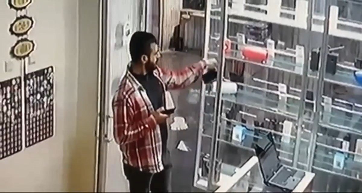 Dükkanda kimsenin olmadığı anlayan hırsız, vitrindeki telefonu çaldı