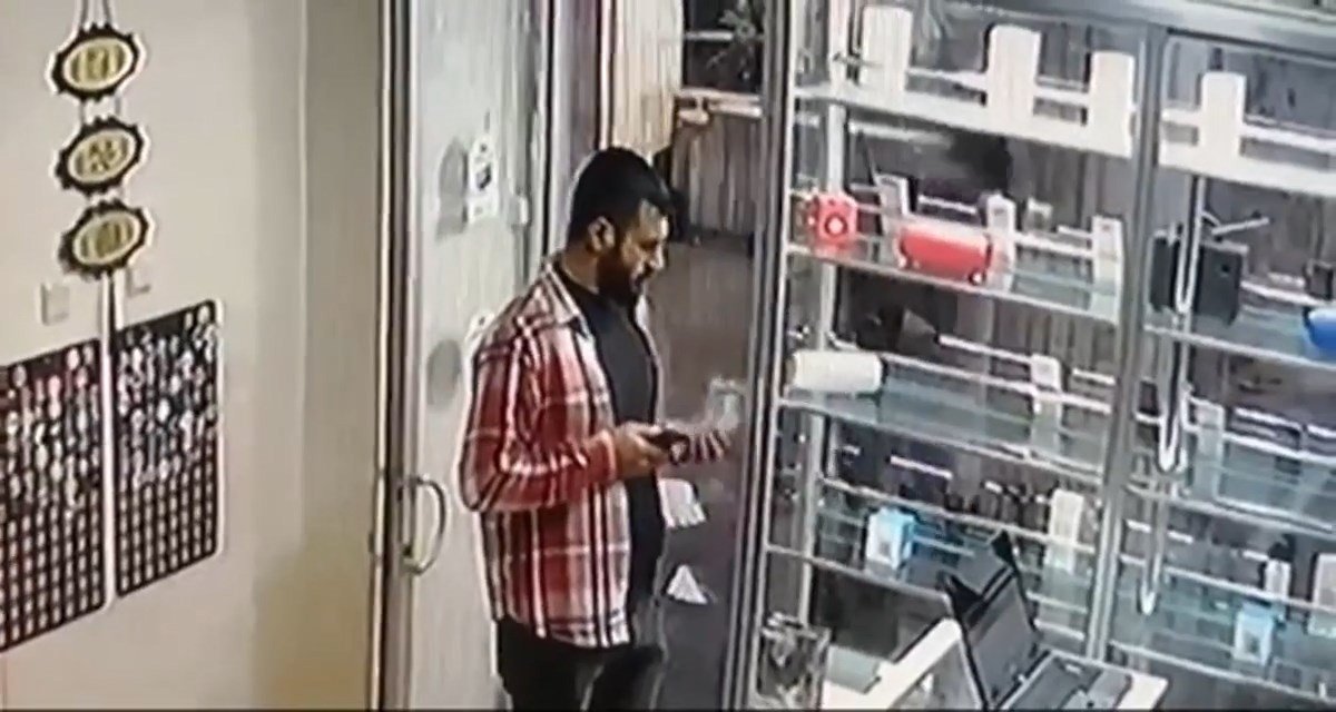 Dükkanda kimsenin olmadığı anlayan hırsız, vitrindeki telefonu çaldı