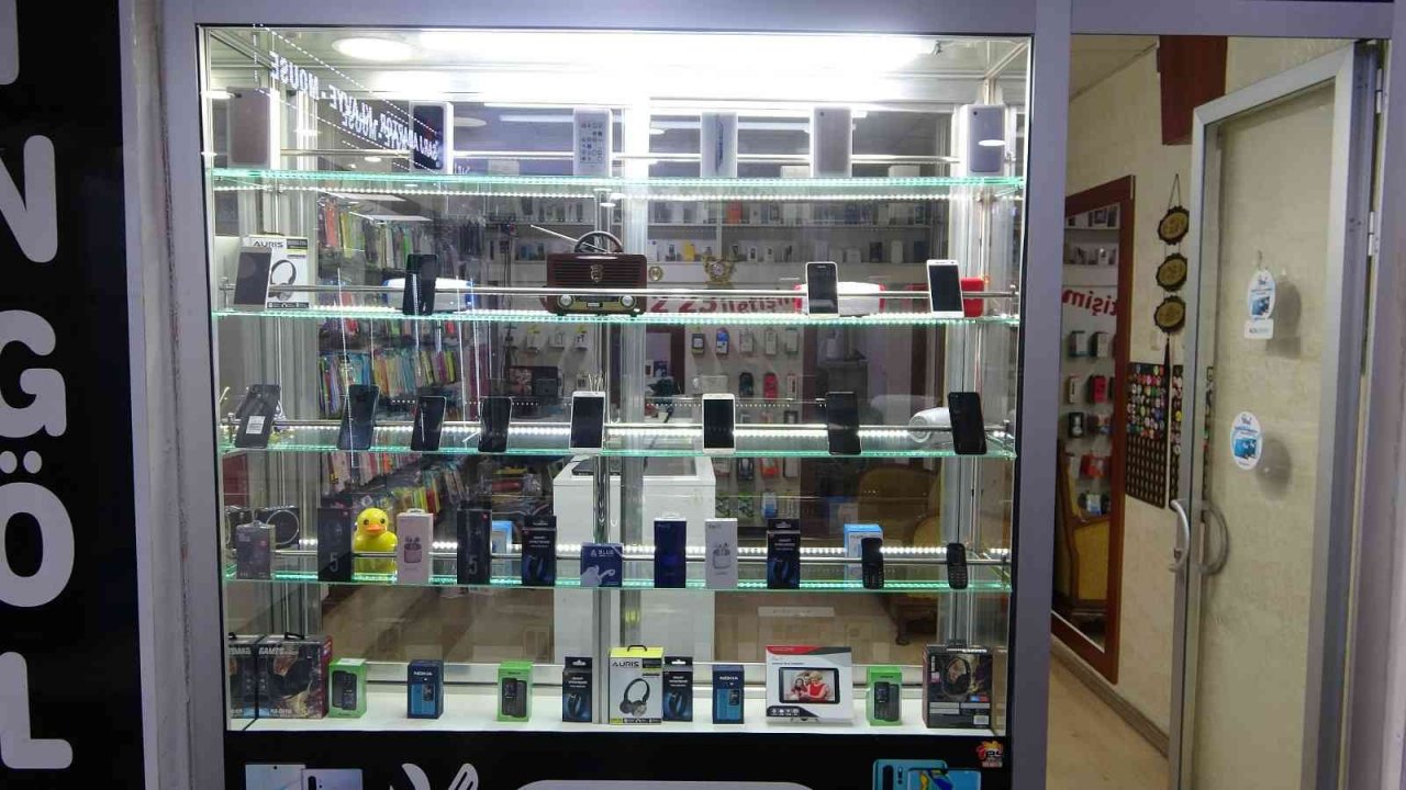 Dükkanda kimsenin olmadığı anlayan hırsız, vitrindeki telefonu çaldı