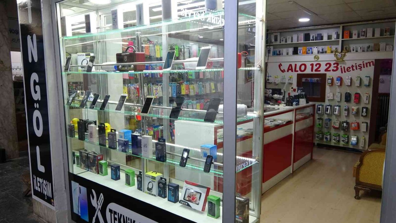 Dükkanda kimsenin olmadığı anlayan hırsız, vitrindeki telefonu çaldı