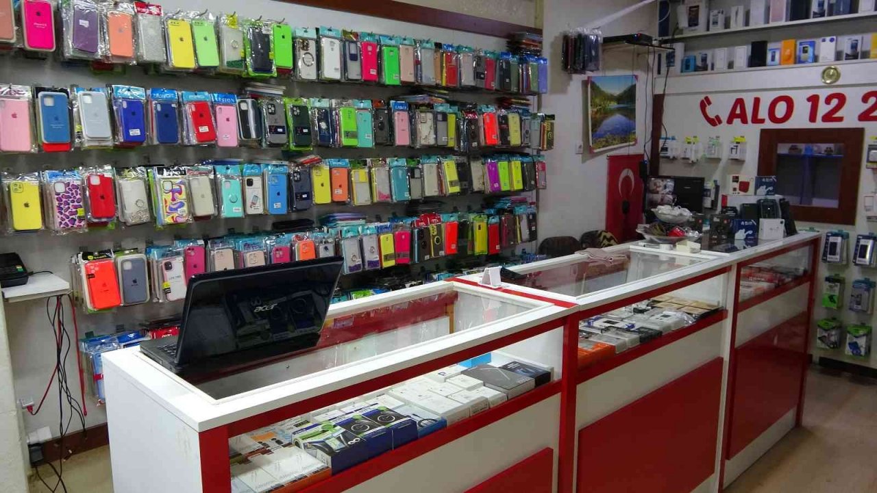 Dükkanda kimsenin olmadığı anlayan hırsız, vitrindeki telefonu çaldı