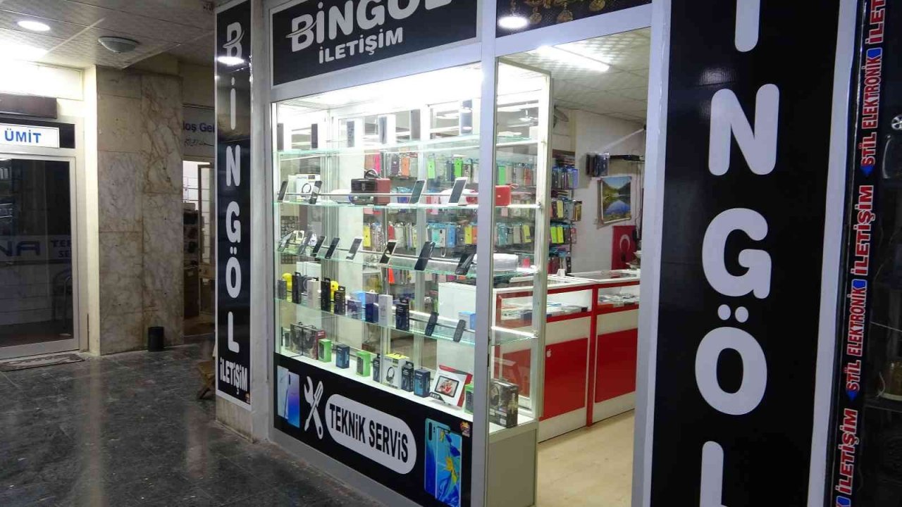 Dükkanda kimsenin olmadığı anlayan hırsız, vitrindeki telefonu çaldı