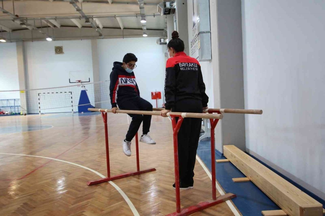 Bayraklı’da engeller “sevgiyle” aşıldı