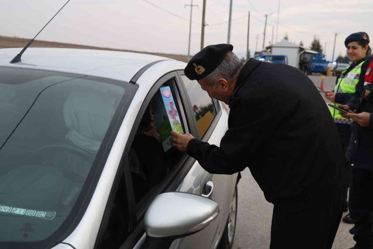 Emniyet kemeri denetimi yapan jandarma ekiplerinden çocuklara hediye sürprizi