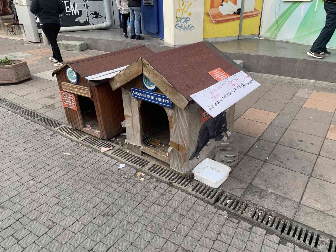 Köpek kulübesine yazdığı yazı ile hem şaşırttı hem de insanlık dersi verdi