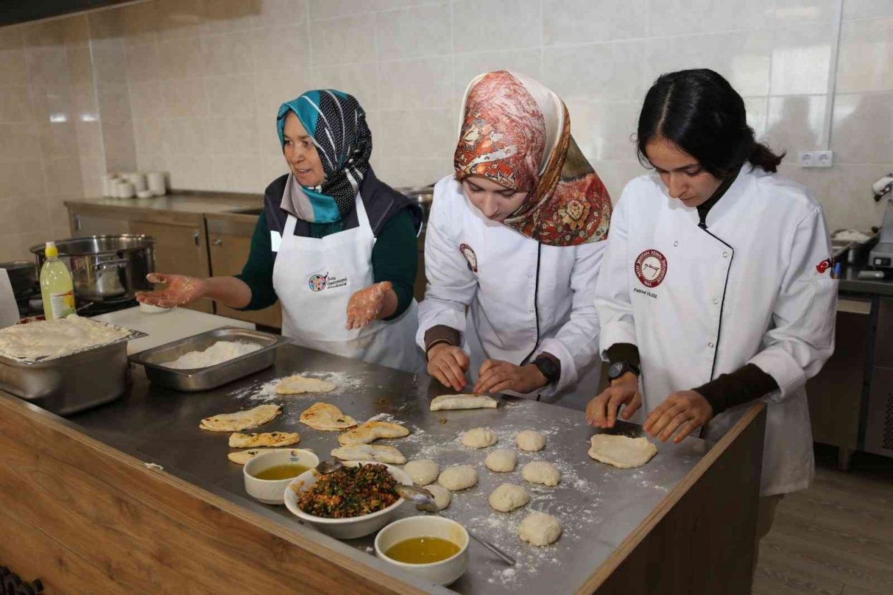 Üniversite öğrencilerine geleneksel tarım ve yenebilir otlar öğretildi