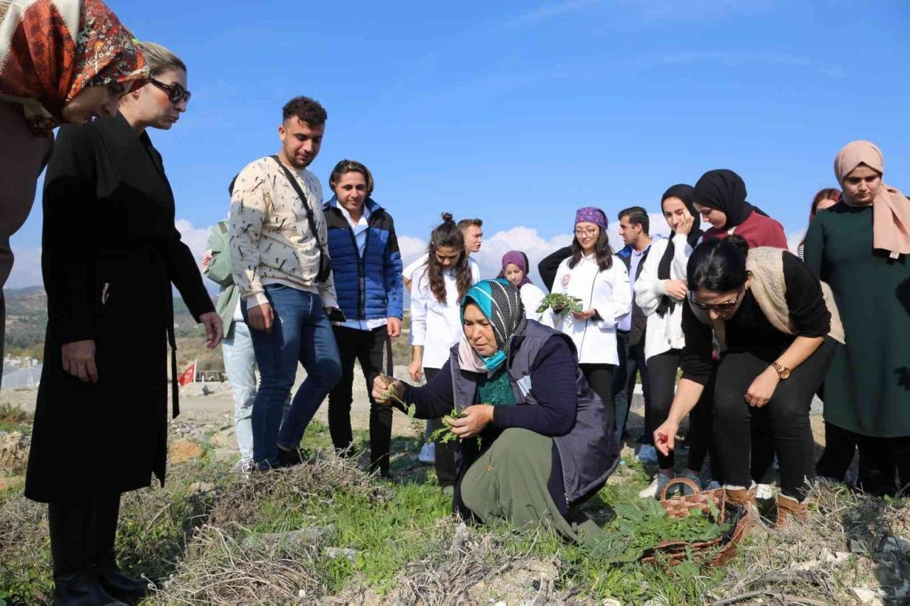 Üniversite öğrencilerine geleneksel tarım ve yenebilir otlar öğretildi