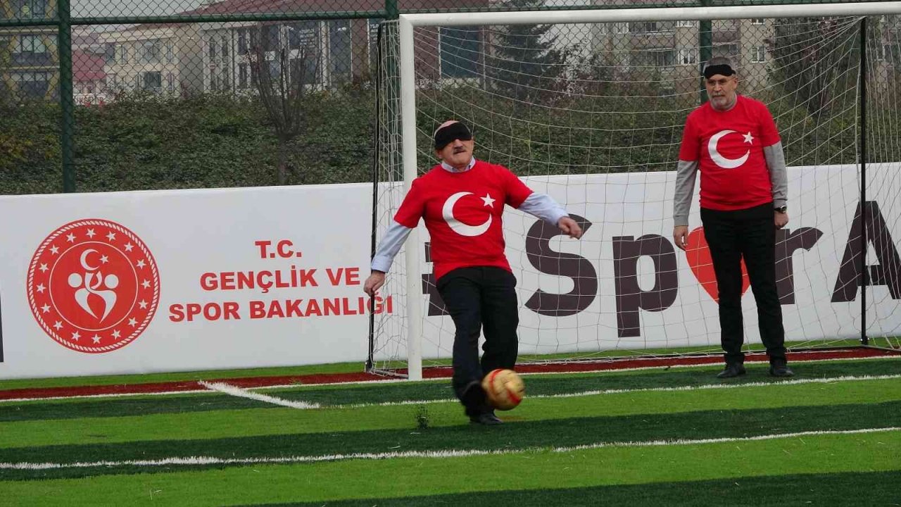 Görme engelli sporcular ile protokol arasında futbol maçı oynandı