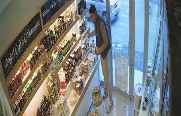 Çikolataları çalarken aynı zamanda tırnakçılık da yapmaya kalkıştı