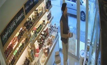 Çikolataları çalarken aynı zamanda tırnakçılık da yapmaya kalkıştı