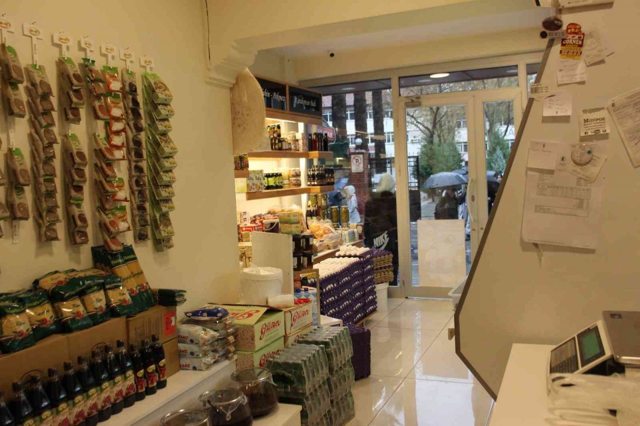 Çikolataları çalarken aynı zamanda tırnakçılık da yapmaya kalkıştı